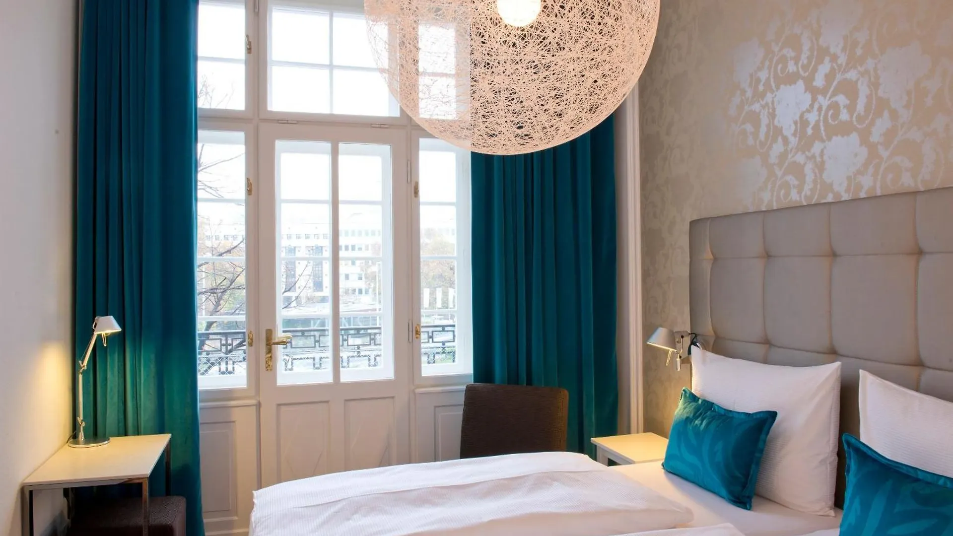 Motel One Wien-Staatsoper 3*, Вена