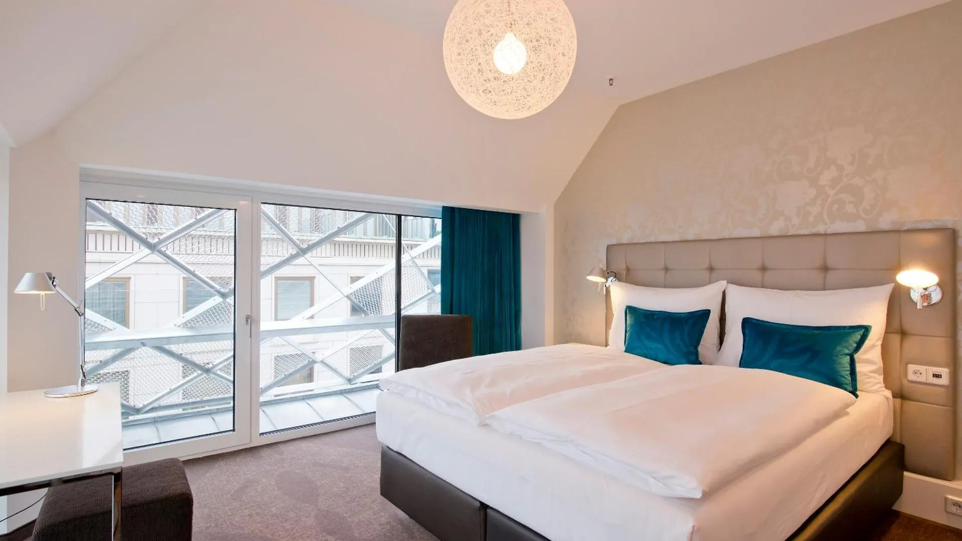 Отель Motel One Wien-Staatsoper