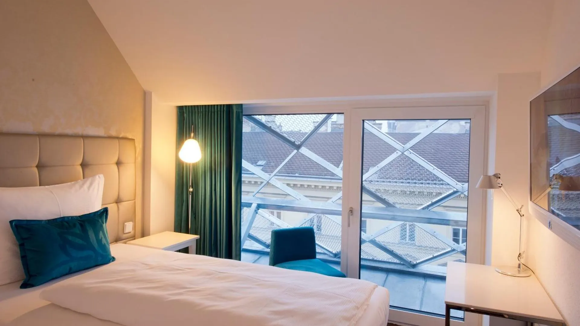 Отель Motel One Wien-Staatsoper