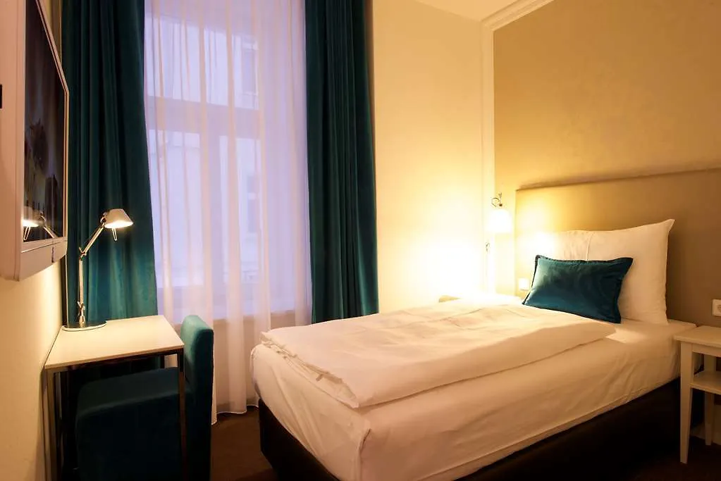 Motel One Wien-Staatsoper 3*, Вена