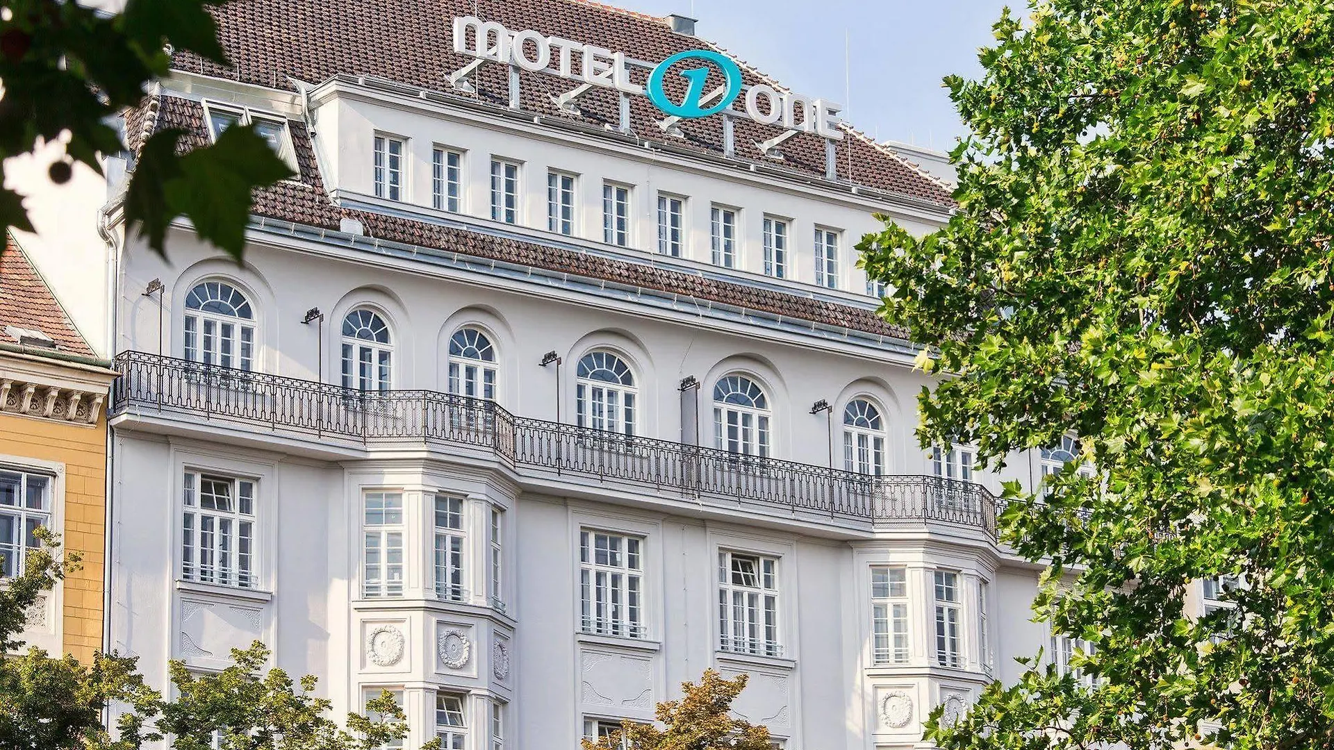 *** Отель Motel One Wien-Staatsoper Австрия